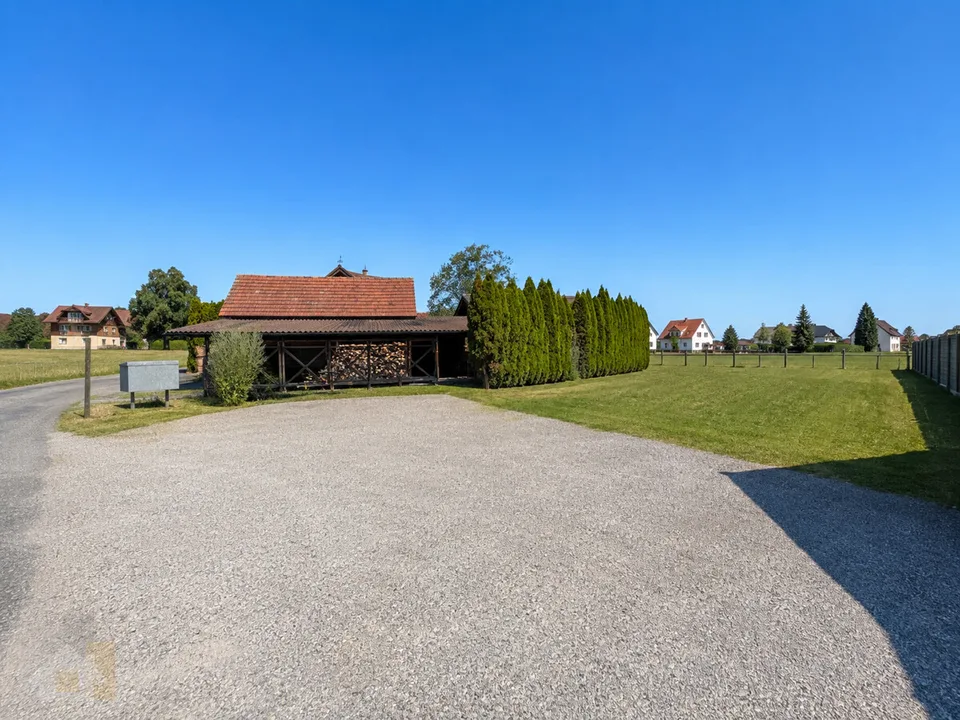Charmantes Landhaus mit Gästehaus und vielseitigem Nebenhaus