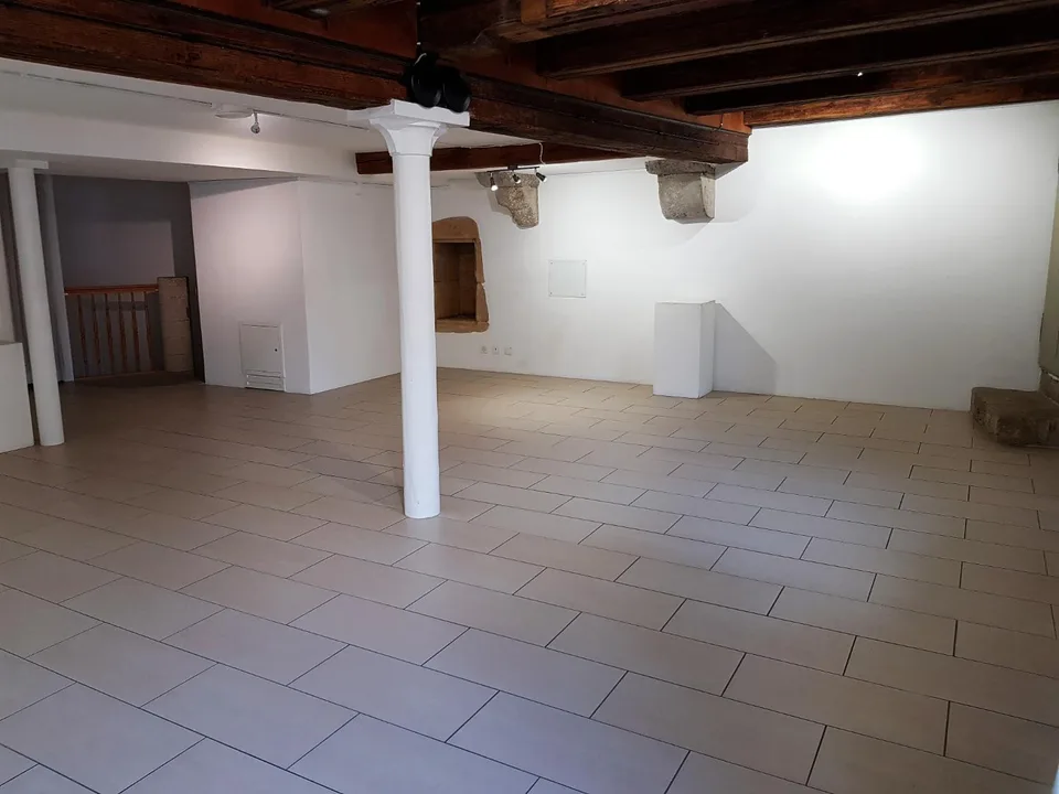 Platz der Kollegialkirche, Valangin - Gewerbefläche zu vermieten auf 2 Ebenen