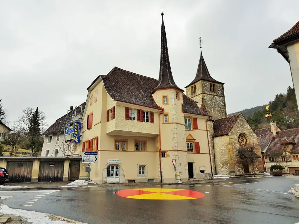 Platz der Kollegialkirche, Valangin - Gewerbefläche zu vermieten auf 2 Ebenen