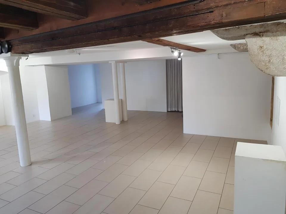 Platz der Kollegialkirche, Valangin - Gewerbefläche zu vermieten auf 2 Ebenen