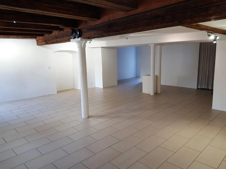 Platz der Kollegialkirche, Valangin - Gewerbefläche zu vermieten auf 2 Ebenen