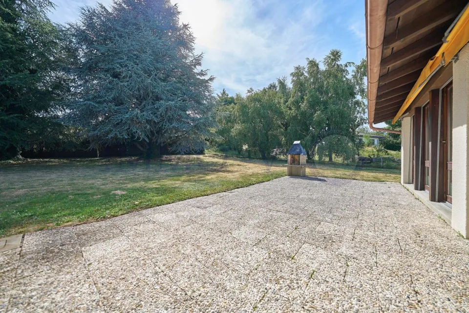Spacious villa with large idyllic garden