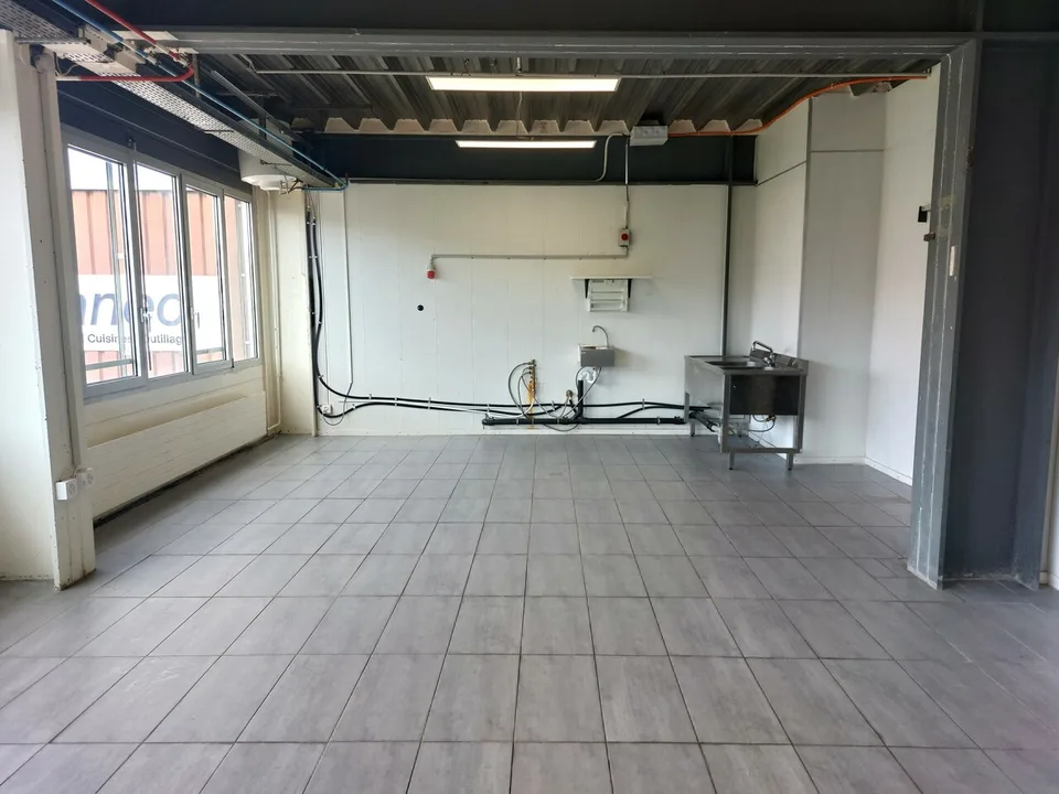 BAIL FLEXIBLE - Bureau/atelier/dépôt 79m2 avec eau + évacuation