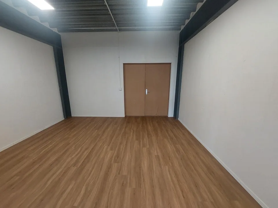 BAIL FLEXIBLE - Bureau/atelier/dépôt 79m2 avec eau + évacuation