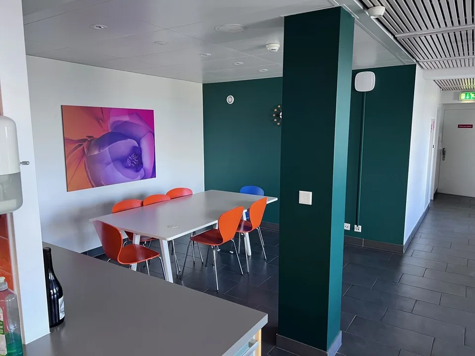 À louer – 1'410 m² de bureaux avec dépôt et parkings à Lausanne