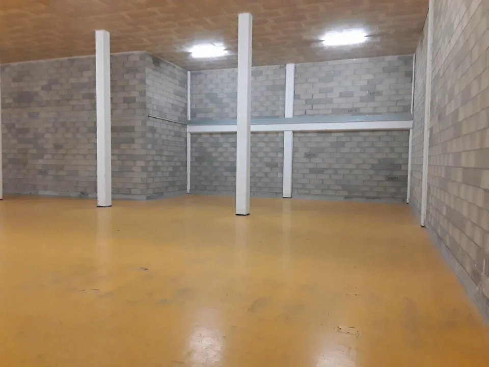 Grand dépôt 315m2 - Hauteur 5m - Bail flexible - Bon accès camion