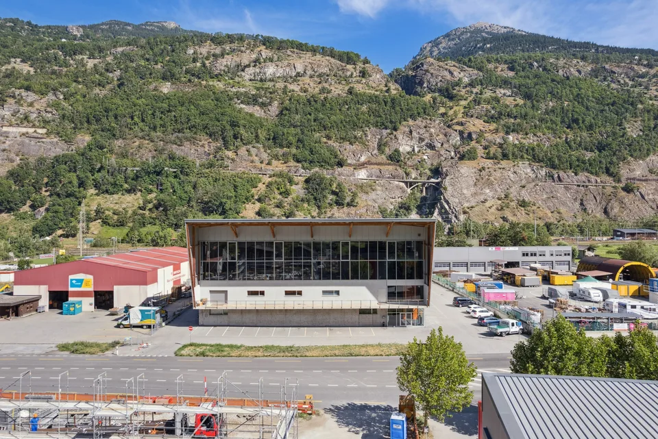 Lager von ca. 2100 m2 - Gute Anbindung - Nahe Annehmlichkeiten