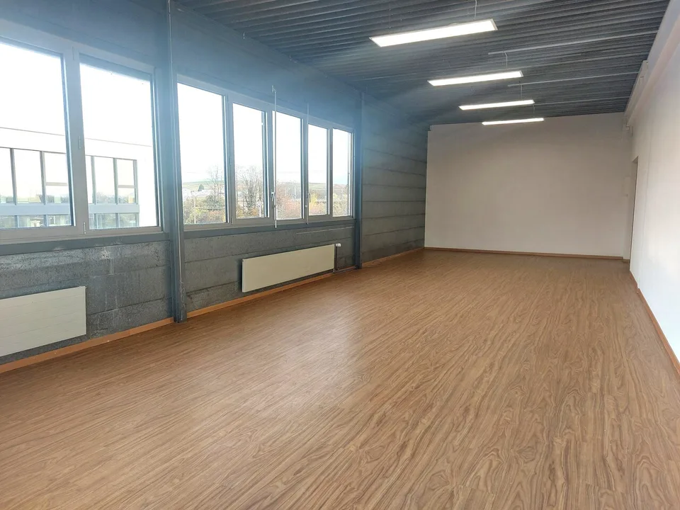 61 m2 Büro - Entladebereich mit Plattform - Flexibler Mietvertrag