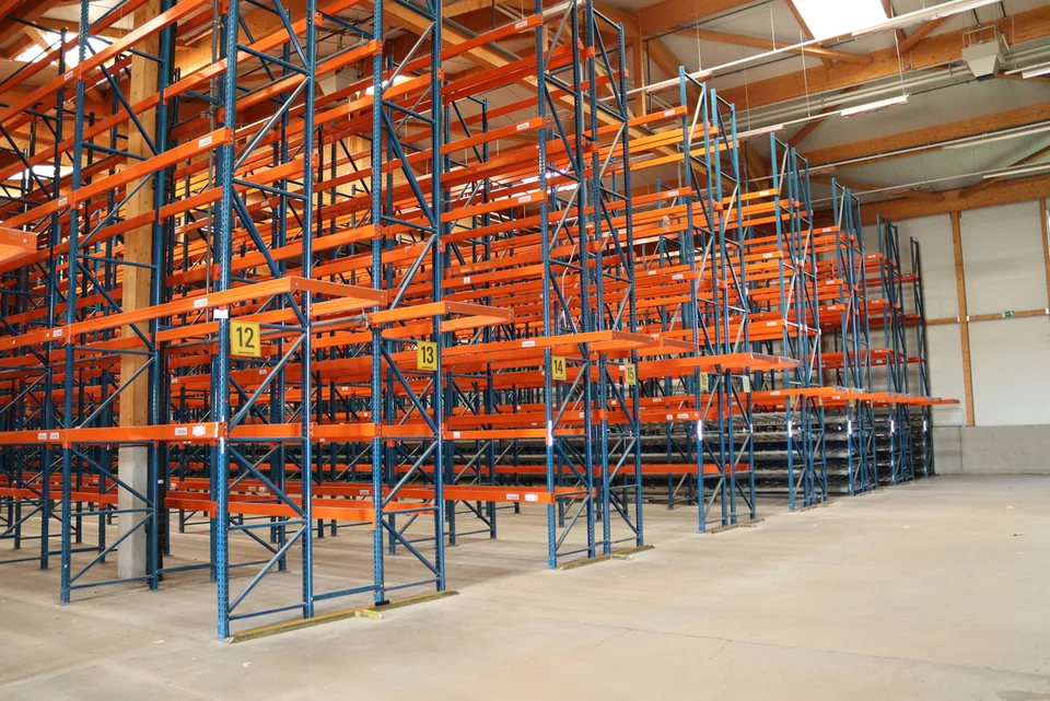 Magazzino logistico/Deposito 1140m2 - Rampa di carico - Vicino all'autostrada