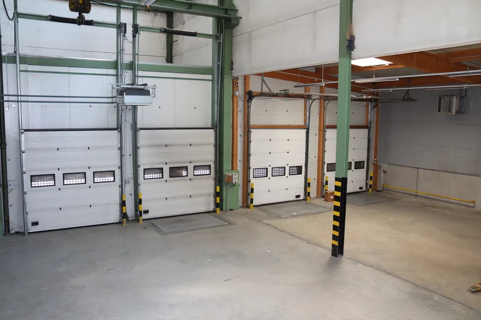 Magazzino logistico/Deposito 1140m2 - Rampa di carico - Vicino all'autostrada