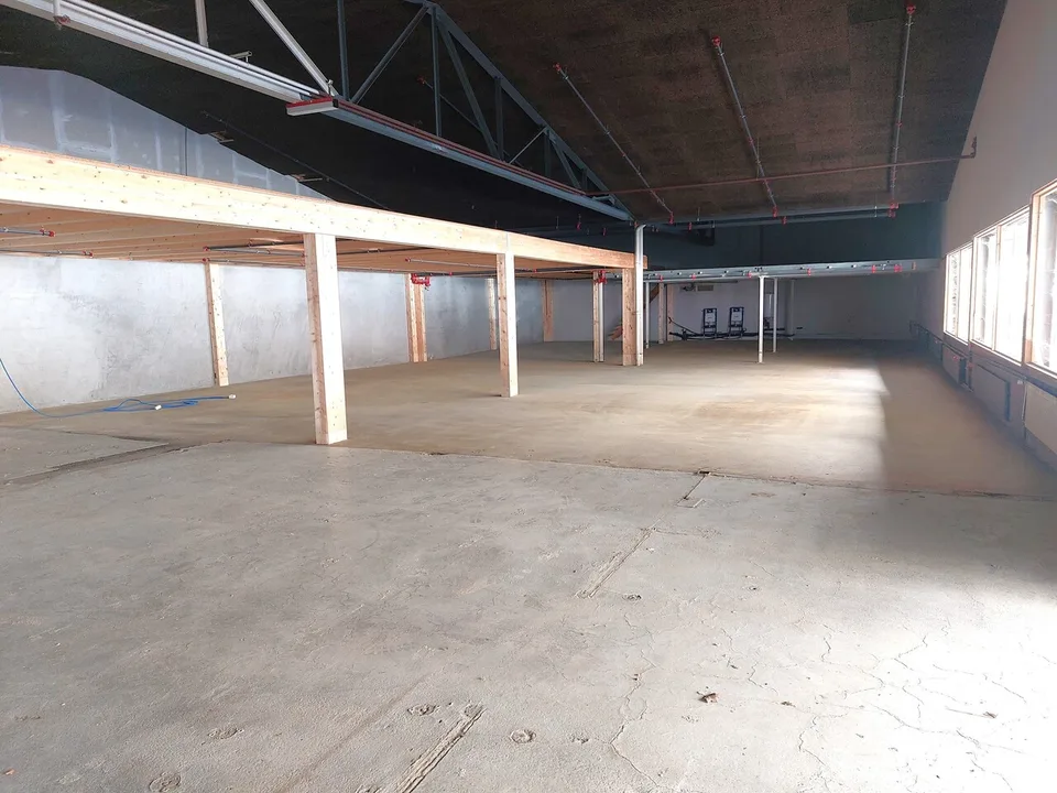 Gewerbefläche 582 m2 - Mehrere Parkplätze - Höhe 4.5