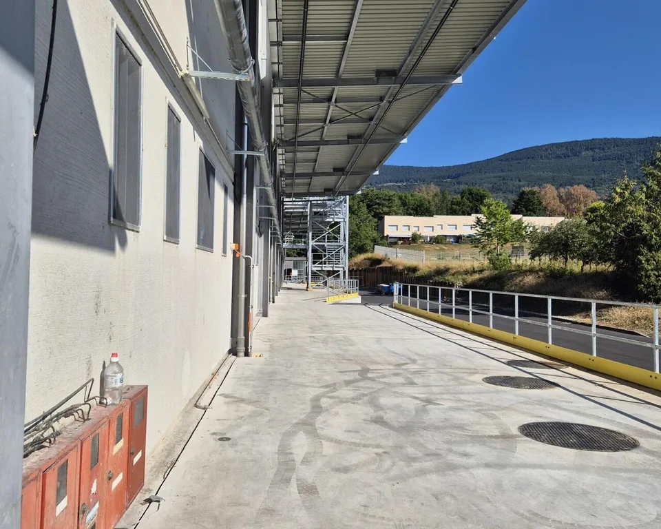 880 m² workshop for rent – Onnens