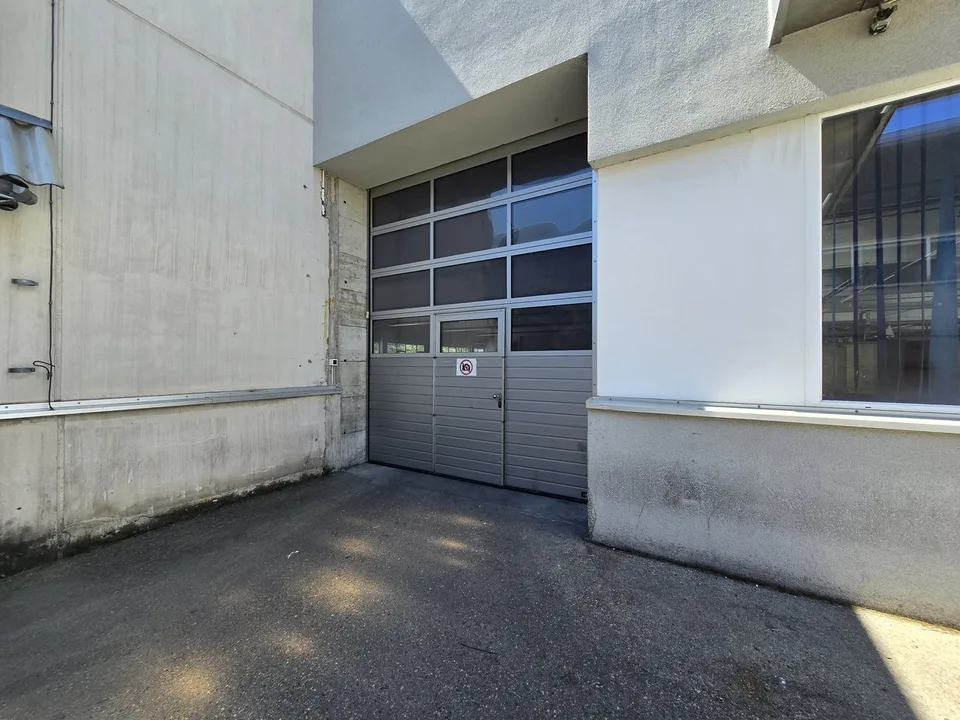 Industrielle/logistische Halle von 1066m2 zur Miete - Erdgeschoss - direkter Zugang - Boudry