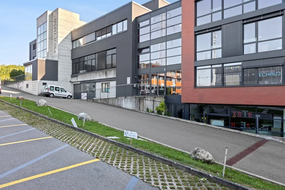 Atelier de 327m² à louer - Rez-de-chaussée - accès direct