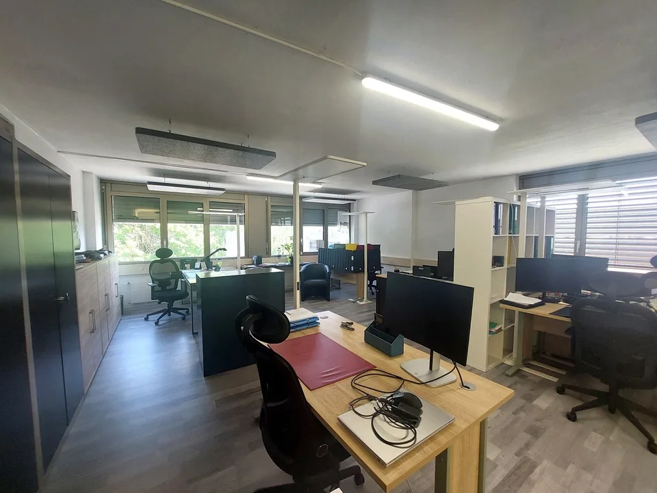 Bureau de 75 m2 au 1er avec ascenseur - Proche autoroute et bus