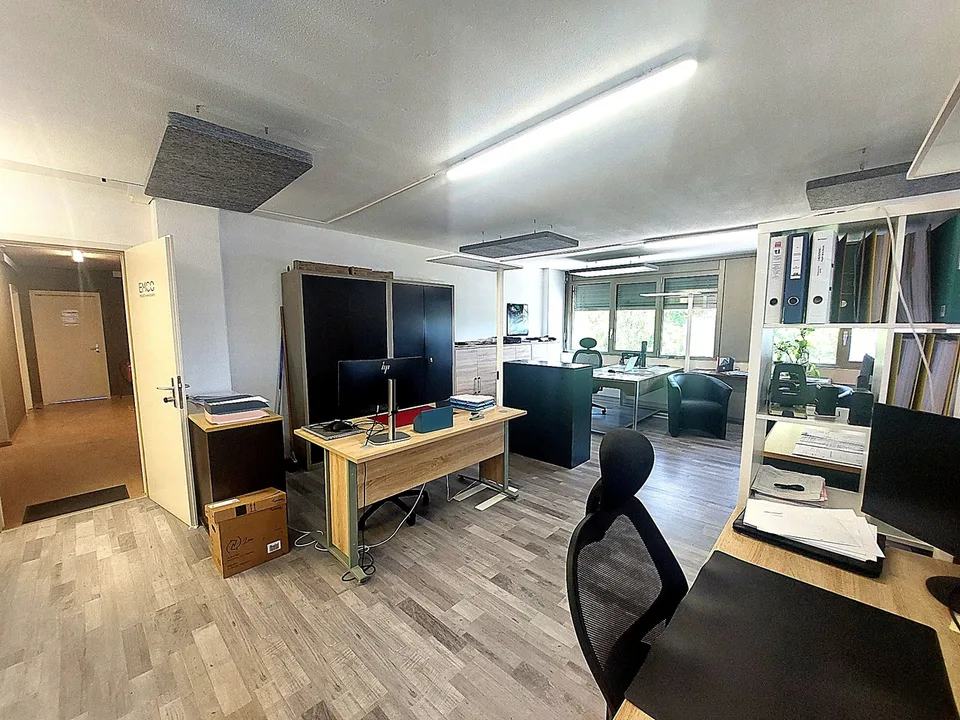 Bureau de 75 m2 au 1er avec ascenseur - Proche autoroute et bus