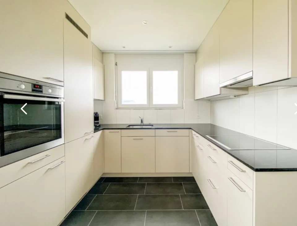 Neuwertiges 6.5 Zimmer Reihen-Eckhaus an ruhiger Lage