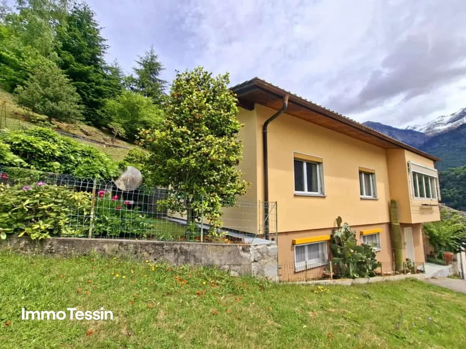 Casa soleggiata con splendida vista sulla natura ticinese con ampio spazio esterno tra Bellinzona e il Passo del Lukmanier