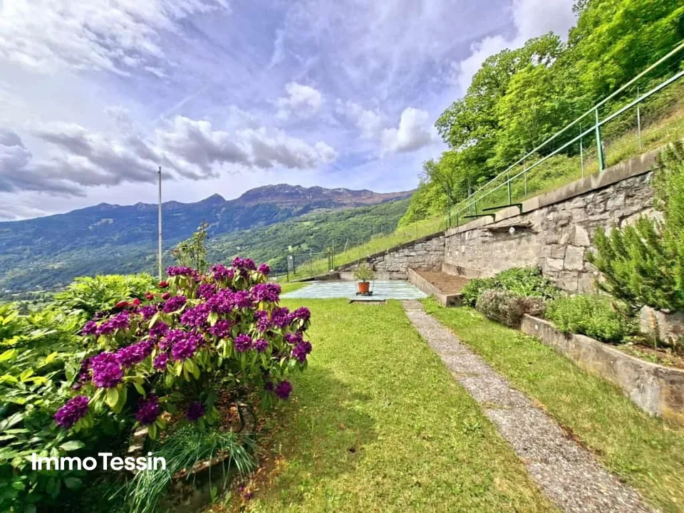Casa soleggiata con splendida vista sulla natura ticinese con ampio spazio esterno tra Bellinzona e il Passo del Lukmanier