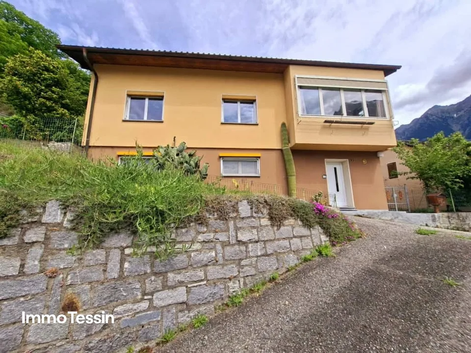 Casa soleggiata con splendida vista sulla natura ticinese con ampio spazio esterno tra Bellinzona e il Passo del Lukmanier