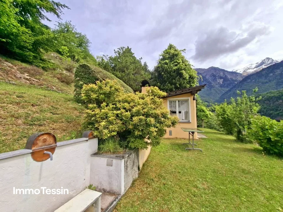Casa soleggiata con splendida vista sulla natura ticinese con ampio spazio esterno tra Bellinzona e il Passo del Lukmanier