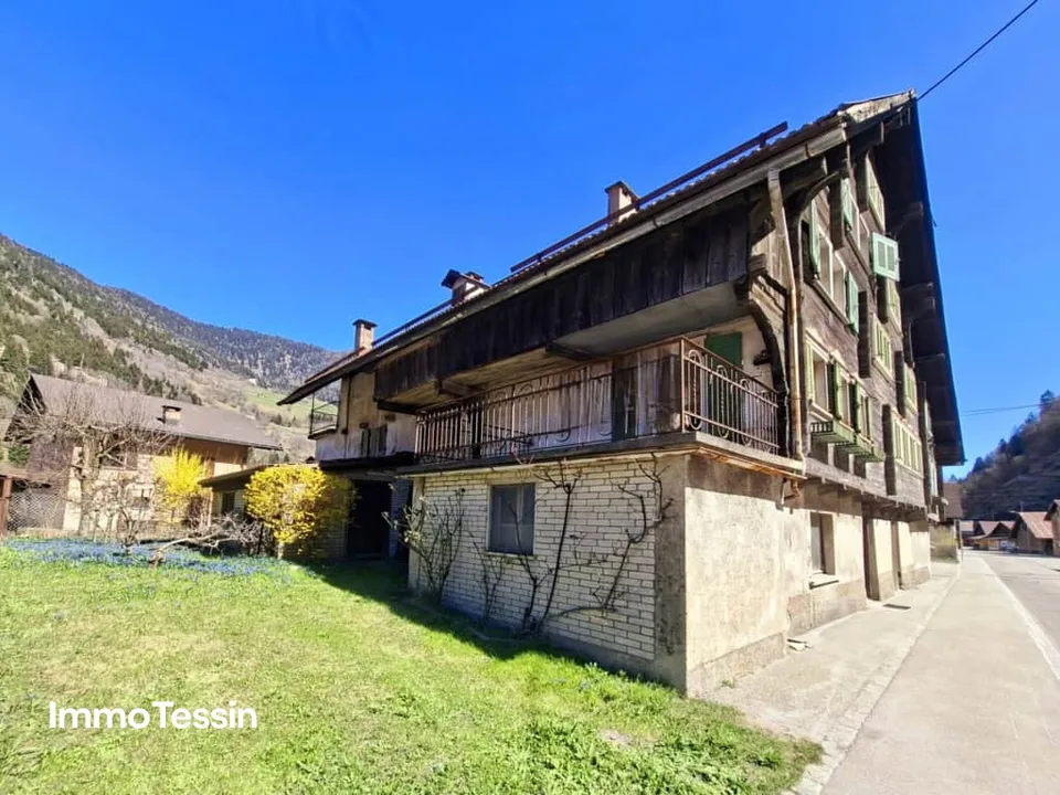 Typisches & grosszügiges Leventina Haus mit Garten in Ambri-Piotta zum unschlagbaren Preis in der Nähe des Eisstadions