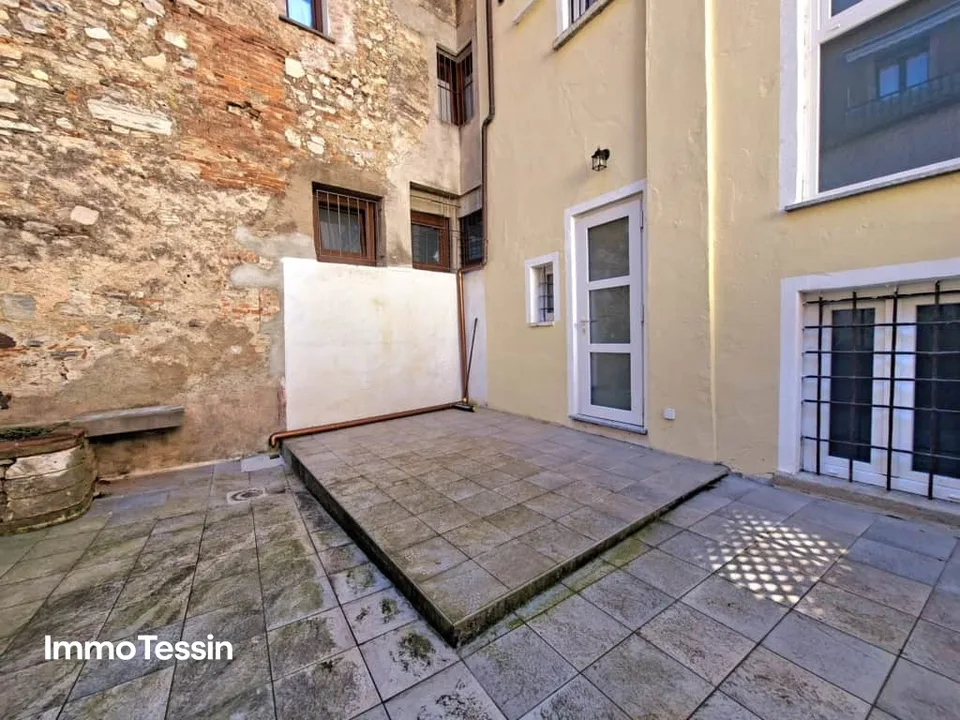 Posizione centrale direttamente sul Lago di Lugano, appartamento ristrutturato con vista lago e cortile privato di 40 m2 a pochi minuti da Lugano