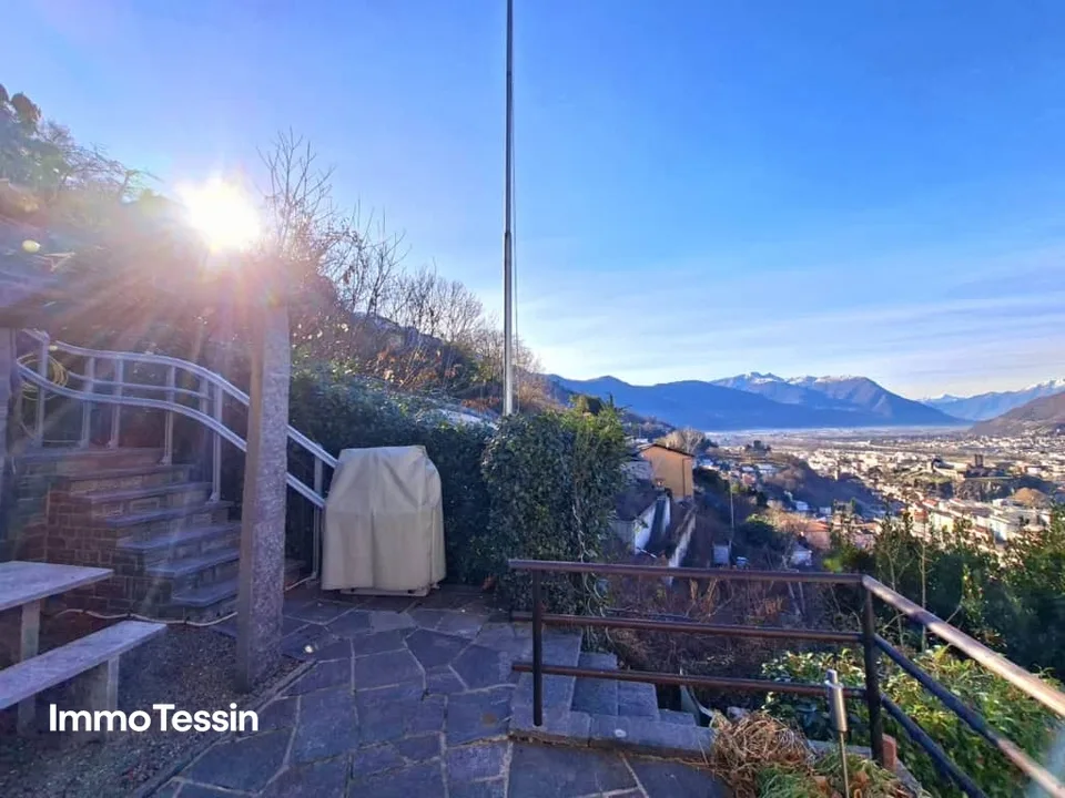 Villa mit grosser Bauparzelle und freiem Blick auf die drei Burgen von Bellinzona bis hin zum Lago Maggiore