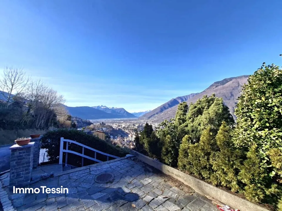 Villa mit grosser Bauparzelle und freiem Blick auf die drei Burgen von Bellinzona bis hin zum Lago Maggiore