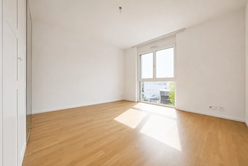 APPARTAMENTO MODERNO DI ALTO LIVELLO CON BALCONE-TERRAZZA VICINO AL LAGO