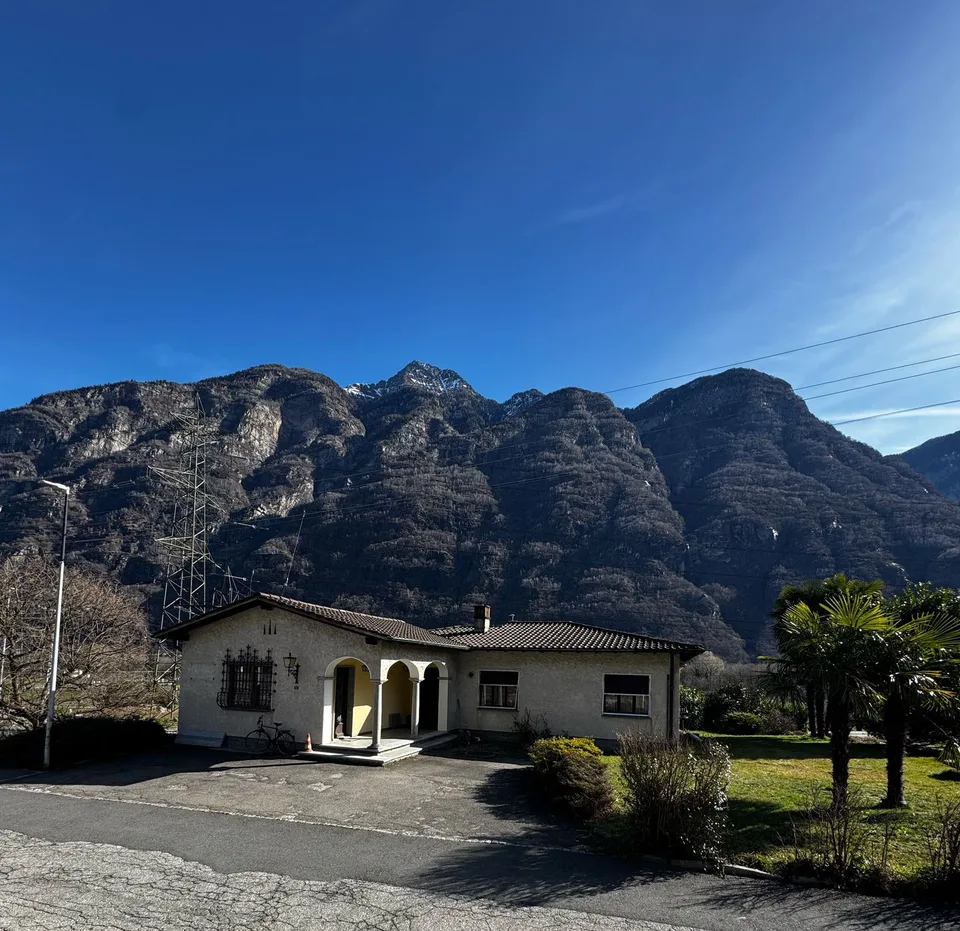 Casa in Vendita nel Comune di Iragna con circa 1570 mq di giardino