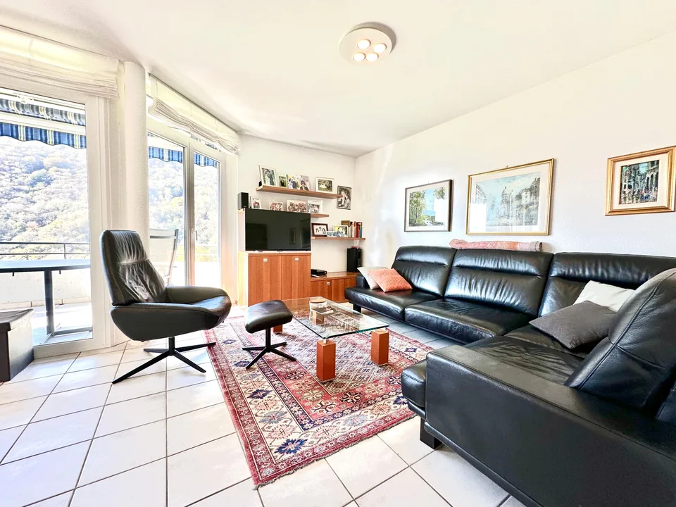 Charming single-family home with 4.5 rooms and building land.
