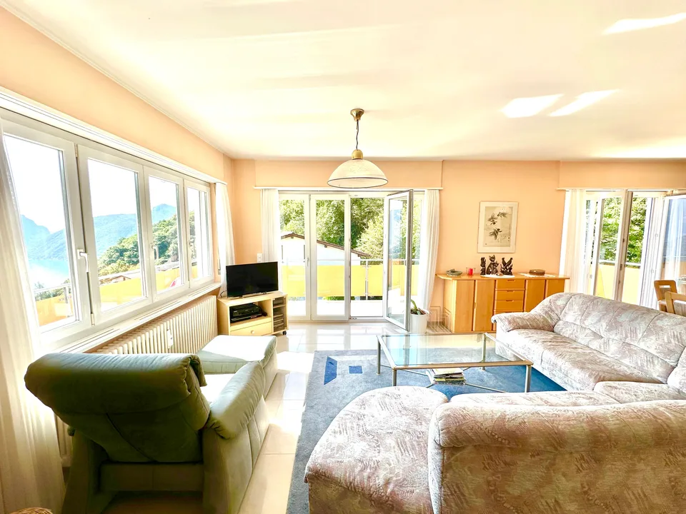 Elegante Attico di 3,5 Locali con Vista sul Lago di Lugano