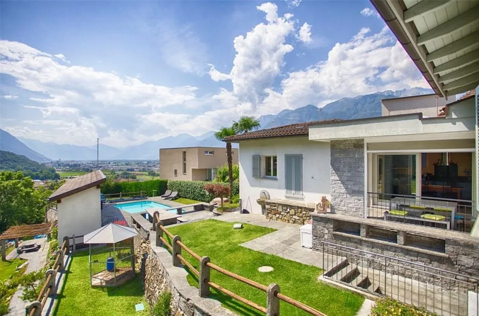 Elegante villa monofamiliare con 7 camere e piscina in zona panoramica