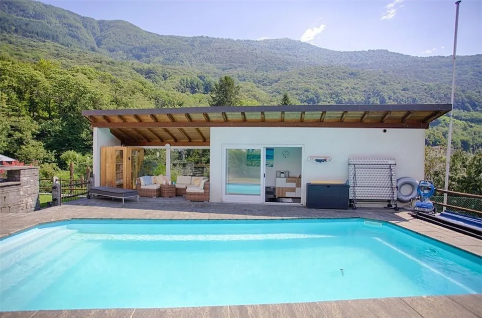 Elegante Einfamilienvilla mit 7 Schlafzimmern und Pool in panoramischer Lage