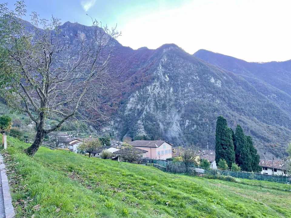 Building plot with lake view for sale