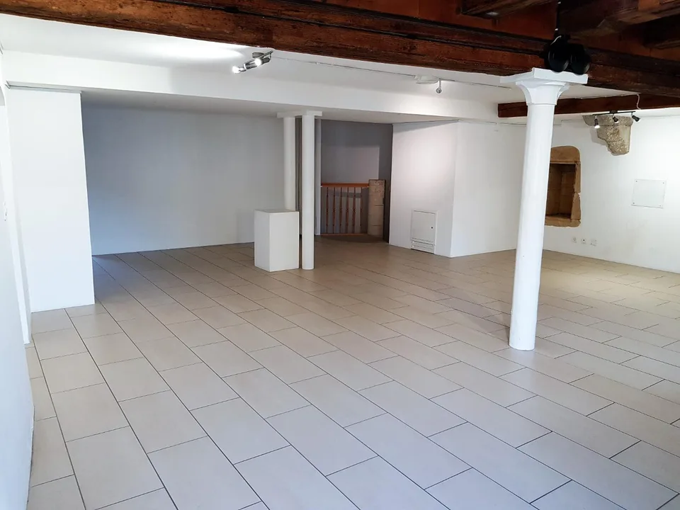 Platz der Kollegialkirche, Valangin - Gewerbefläche zu vermieten auf 2 Ebenen