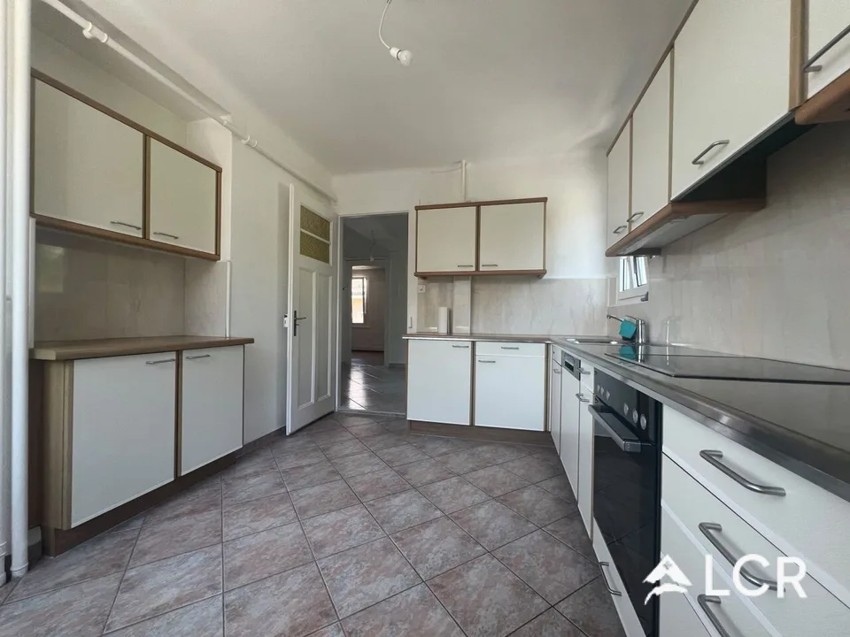 Magnifico appartamento di 5,5 locali / 3 camere da letto / 1 bagno / 1 balcone con vista mozzafiato sul lago / GRAZIE per aver letto il testo