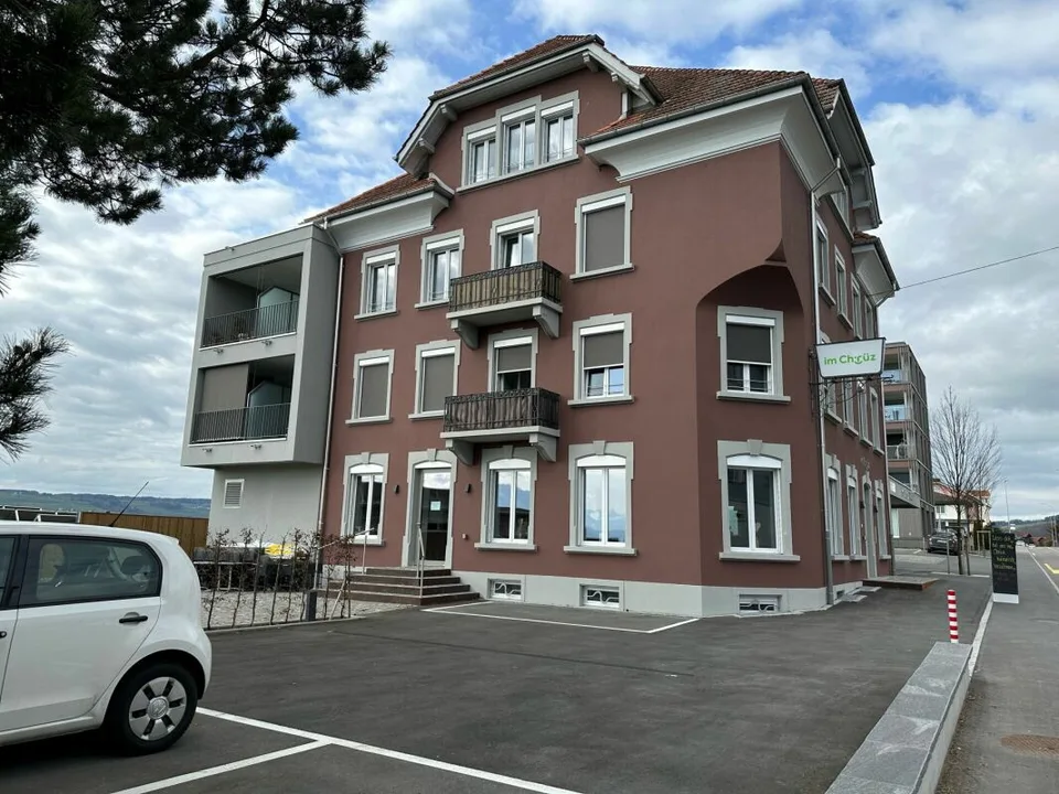 Einstellhallenplatz zentral im Dorfkern von Hohenrain, mit Lademöglichkeit für E-Fahrzeuge