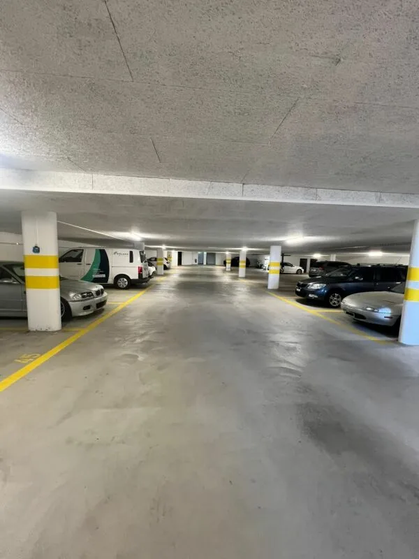 Einstellhallenplatz zentral im Dorfkern von Hohenrain, mit Lademöglichkeit für E-Fahrzeuge