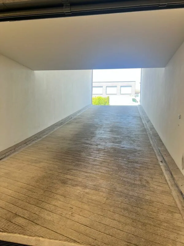 Einstellhallenplatz zentral im Dorfkern von Hohenrain, mit Lademöglichkeit für E-Fahrzeuge