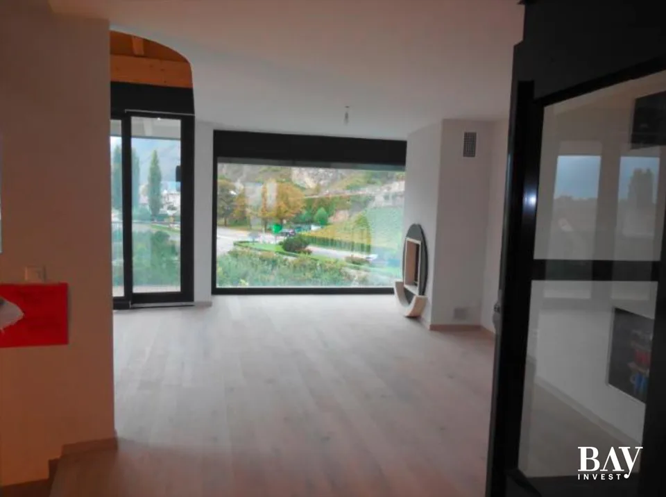 Triplex mit privatem Aufzug in einer wunderschönen Umgebung. Ausführung nach Wunsch des Mieters