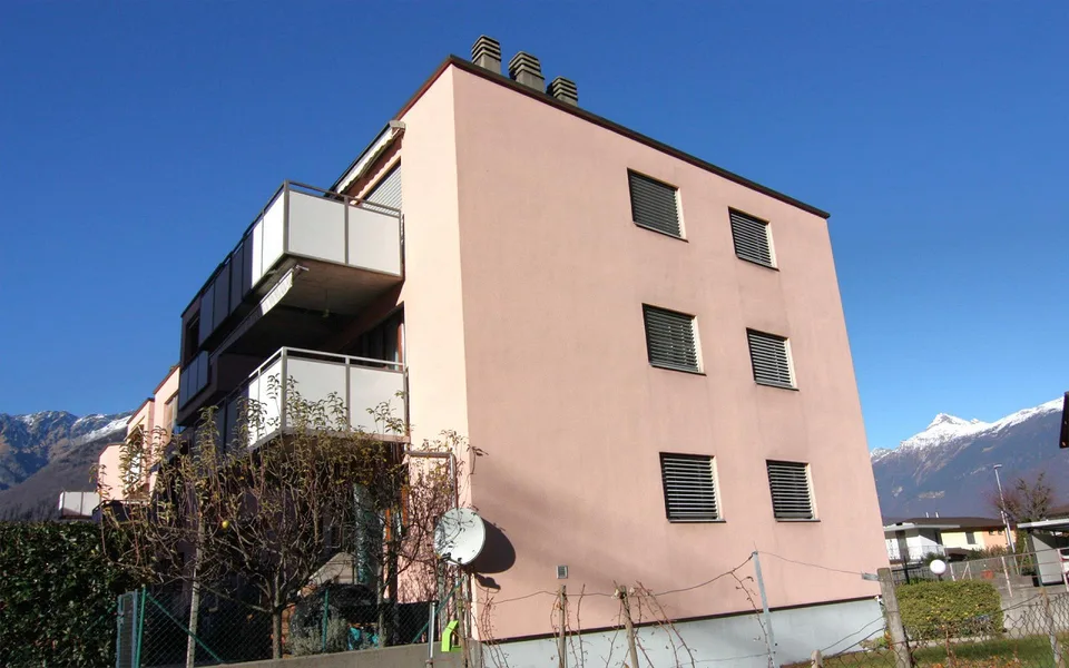 Penthouse 4 1/2 + Box, Places de Parking et Jardin/Zone de Jardin à Giubiasco