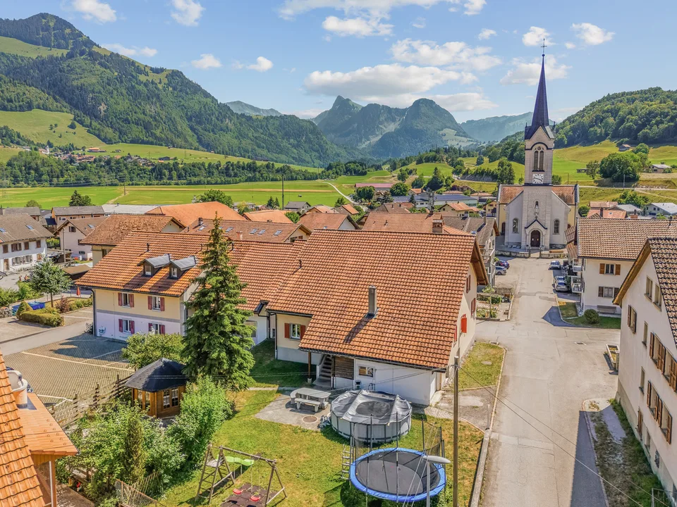 Maison dans le village avec 3 appartements et jardin ainsi que potentiel foncier