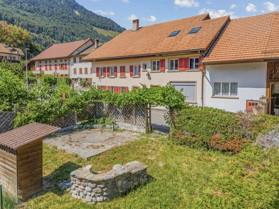 Maison dans le village avec 3 appartements et jardin ainsi que potentiel foncier