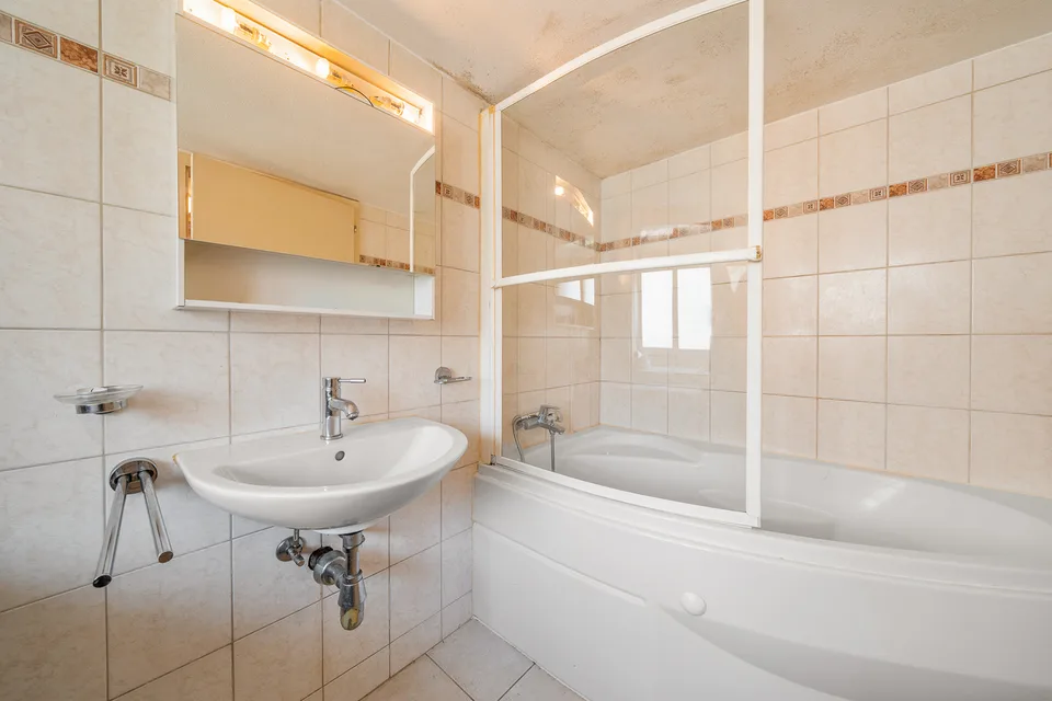 Maison dans le village avec 3 appartements et jardin ainsi que potentiel foncier
