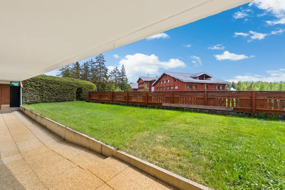 Bellissimo appartamento di 3,5 stanze al piano terra con terrazza e giardino