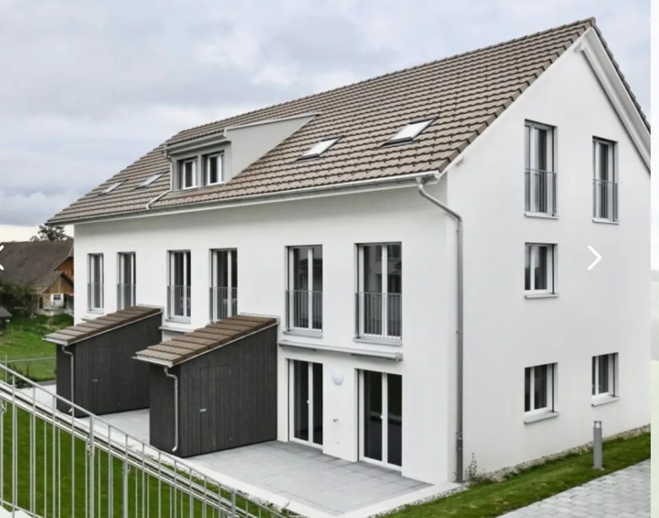 Neuwertiges 6.5 Zimmer Reihen-Eckhaus an ruhiger Lage