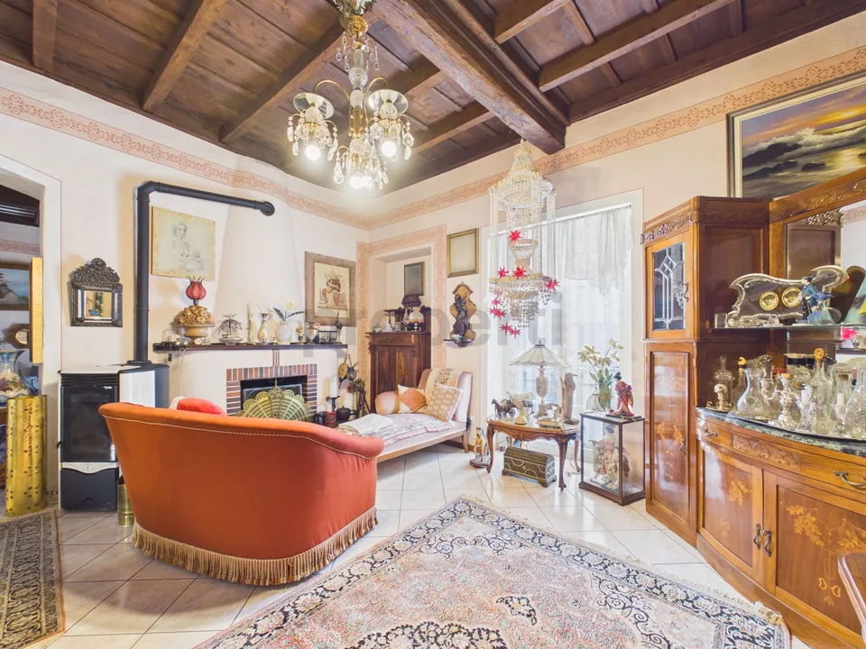 Casa dei Baroni  Storica dimora patriziale con locale commerciale nel cuore di Brissago