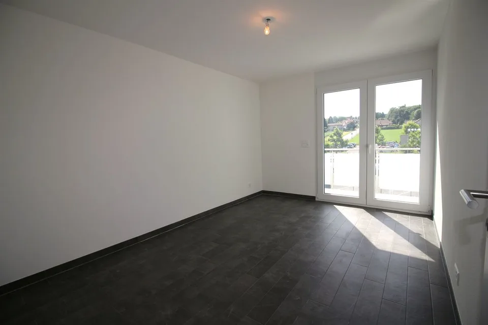 Villa moderne avec grande terrasse et jardin